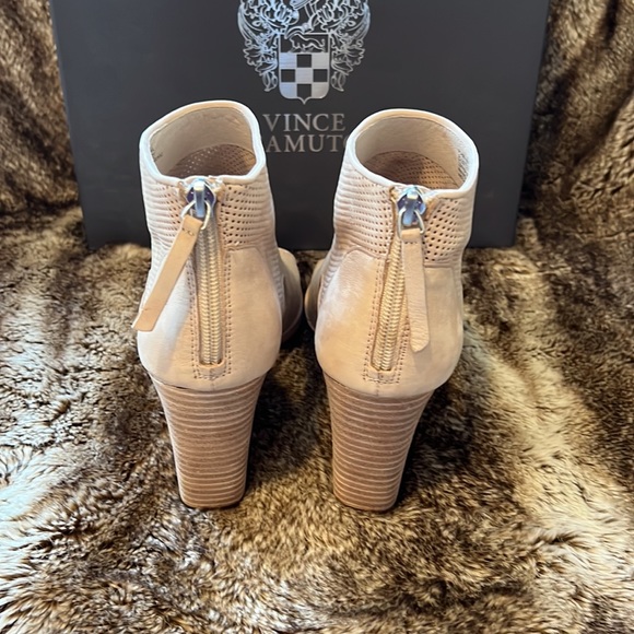 Vince Camuto Tan Shoes - Picture 5 of 8